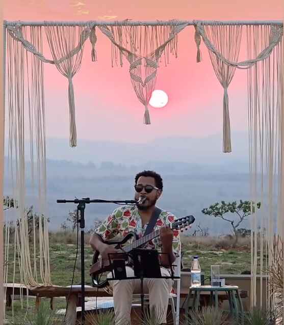 Will Silva — artista e professor de música em momento de performance