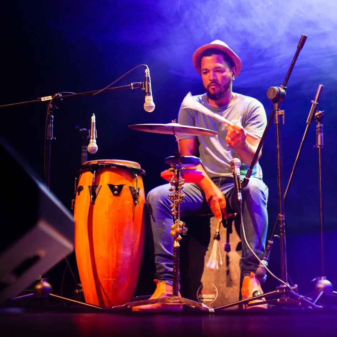 Will Silva em apresentação ao vivo — performance artística