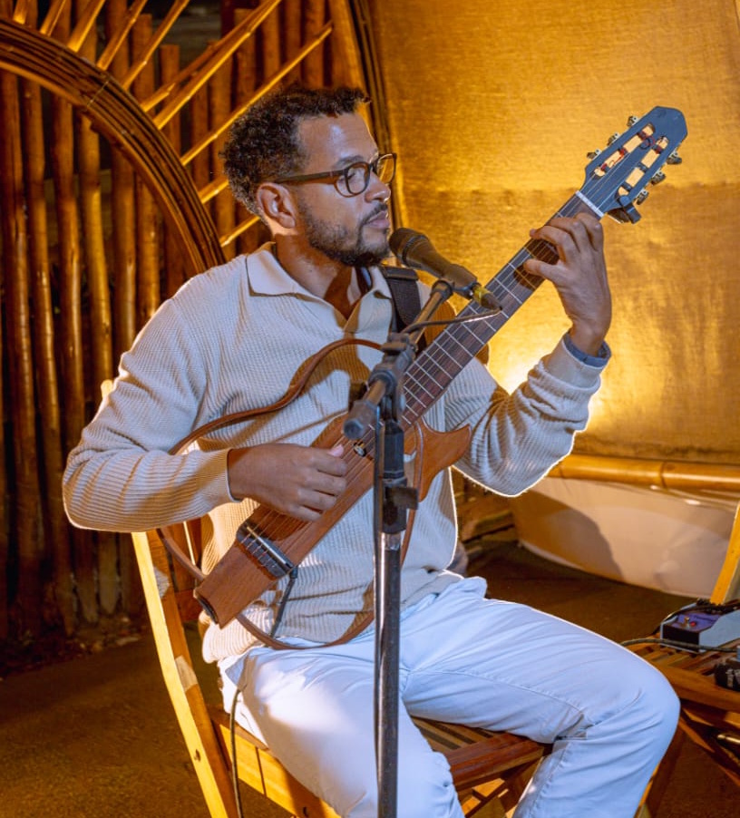 Will Silva durante aula de música — professor e músico